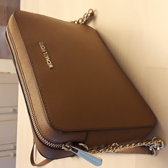 NWOT Micheal Kors Crossbody Jet Set Pocketbook Saffino Leather - Picture 3 of 17